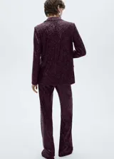 Blazer de lentejuelas color borgoña, con cuello de solapa, cierre frontal con un botón y bolsillos delanteros con solapa.
