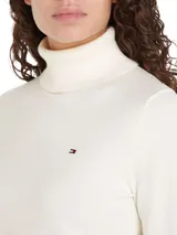 Sweater de punto color blanco, con cuello alto y logo bordado en el pecho.