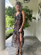 Vestido midi de gasa con estampado floral en tonos marrones, negros y violetas.