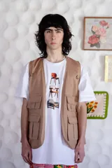 Remera blanca de algodón con cuello redondo y estampado de tres sillas de diseño.