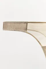Tanga color visón con cintura elástica fina y detalle de combinación de tejidos a tono y tejido plisado.