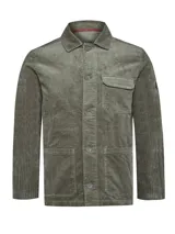 Sobrecamisa verde de cotelé con corte recto, cierre abotonado, cuello de solapa, mangas largas con puños ajustables con botón y tres bolsillos frontales.