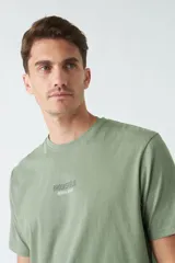 Remera blanca de algodón con estampado pequeño en el pecho.