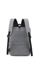 Mochila gris con detalles en negro, con doble bolsillo frontal con cierre, compartimento acolchado para laptop, puerto USB externo, asa de mano y faja trasera para acoplar a la manija de la valija.
