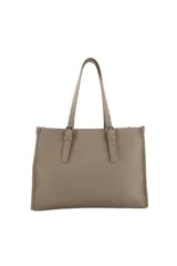 Cartera tipo tote color beige con doble asa de hombro, logo circular de la marca en el centro y llavero colgante con forma de labios.