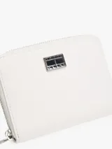 Billetera Tommy Jeans color blanco, con cierre de cremallera, dos compartimentos principales, bolsillo interior con cremallera, múltiples ranuras interiores para tarjetas e insignia de Tommy en la parte delantera.