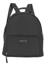 Mochila verde con textura símil cuero, cierre superior y bolsillo frontal con cierre.