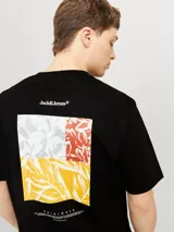 Camiseta negra de manga corta y cuello redondo con estampado en la espalda con diseño abstracto en tonos blanco, rojo y amarillo.