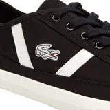 Championes Lacoste Sideline blancos de lona, con logo de la marca en el lateral, detalles en azul y bordó, y refuerzo en gamuza en el talón.