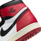 Zapatillas deportivas de caña alta Air Jordan 1 Retro Hi, con diseño en bloques de color blanco, negro y rojo.