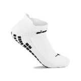 Medias deportivas Diadora caña baja, color blanco, con tecnología antideslizante y logo de la marca en el empeine.