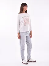 Remera blanca de manga larga con cuello redondo y estampado frontal con la frase "All my love darling" en color celeste.