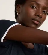 Remera deportiva de poliamida texturizada, con tecnología Dry que evapora el sudor rápidamente.