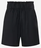 Short de cintura alta color rojo, confeccionado en tejido viscolino. Presenta trabillas en la cintura y cinturón incorporado con hebilla.