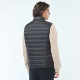 Chaleco acolchado negro con cierre frontal y cuello alto. Diseño liso e impermeable.