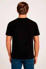Remera negra de algodón con cuello redondo y mangas cortas.