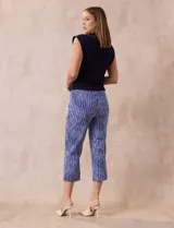 Pantalón capri de gabardina elastizada estampada, marca Zac & Rachel. Pretina ancha elastizada.