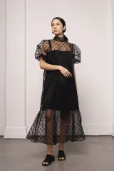 Vestido largo y amplio con cuello alto y mangas cortas abullonadas. Diseño a rayas verticales en tonos dorado y gris. Incluye viso liso al tono.