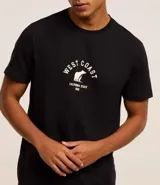 Remera negra de algodón con cuello redondo y mangas cortas. Estampa frontal con la leyenda 'West Coast' y un oso. Corte comfort.