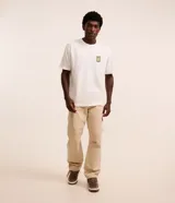 Remera blanca de corte relajado, cuello redondo y manga corta. Presenta un pequeño estampado con íconos de camping en el frente y la frase "We Don't Escape Reality" en la espalda.