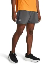 Short deportivo Under Armour Launch de 5 pulgadas, color gris con logo blanco en la pierna izquierda y paneles laterales de malla.