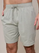Short de baño verde agua texturizado con cintura elástica y cordón ajustable.