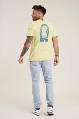 Remera de algodón color amarillo claro con estampado pequeño en el pecho.