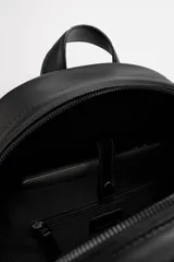 Mochila negra con textura grabada, compartimento principal con cierre de cremallera, compartimento acolchado interior para dispositivos electrónicos de hasta 13 pulgadas, bolsillo frontal con cierre de cremallera, dos bolsillos laterales planos, asa de mano y dos asas de hombro ajustables.