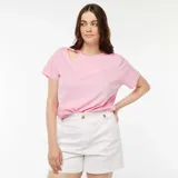 Remera rosa de algodón con cuello redondo y manga corta. Presenta un corte en el hombro que crea una abertura con efecto retorcido.