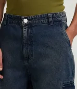 Bermuda de jean de corte baggy cargo, color celeste claro lavado, con bolsillos laterales tipo cargo y cierre tradicional.