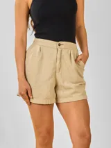 Short color beige de lino con cintura alta, botón de madera y bolsillos laterales.