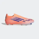 Championes de fútbol Adidas modelo F50 League, color naranja salmón con tres franjas laterales en azul oscuro. Presentan un diseño sin cordones con cuello adaptable y suela Sprintplate 360 de TPU con tacos moldeados.