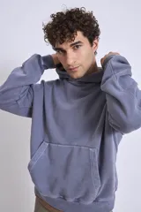 Buzo canguro con capucha color lila, de friza gastada.