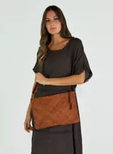Cartera bandolera de cuero color marrón con diseño tejido. Tiene correa larga regulable y cierre superior.