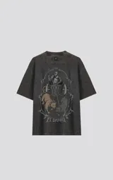 Remera gris de algodón con estampa del arcano mayor "El Carro" del tarot.