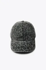 Gorra de sarga con estampado animal en tonos grises.