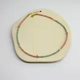 Collar de cuentas facetadas de amazonita y ópalo rosa de 3 mm de diámetro, con detalles de perlas de río y cuarzo rosa. Las terminaciones doradas son de acero hipoalergénico con baño de oro.