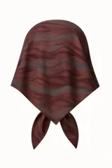 Pañuelo cuadrado grande de satén color gris claro con estampado del logo de la marca en tono sobre tono.