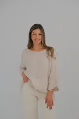 Blusa color crudo de lino, de corte holgado y mangas 3/4.