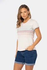 Remera azul con rayas horizontales en tonos rosa, celeste y blanco.