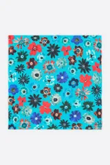 Chal de seda con estampado de flores de colores sobre fondo celeste.