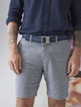 Bermuda gris de lino y algodón, corte recto y largo hasta la rodilla.
