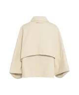 Chaqueta corta color beige, de cuello estilo camisa, con cierre de botones oculto, mangas murciélago y bolsillos con solapa.