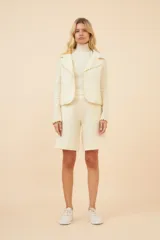 Bermuda de lana fina color gris con bolsillos laterales y forro interior.