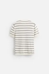 Camiseta regular fit de punto color crudo con rayas horizontales grises, cuello redondo y manga corta.