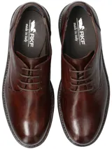 Zapato de cuero color café, con cordones y suela de goma.
