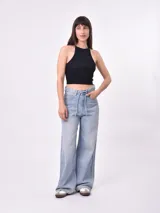 Top blanco de tejido de punto acanalado, corte cropped y cuello halter.