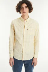 Camisa de algodón con estampado de cuadros en amarillo, de corte recto y con un bolsillo en el pecho.