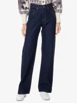 Pantalón de jean azul oscuro de corte ancho, con cintura alta, pretina con trabillas, cinco bolsillos y cierre frontal con botón y cremallera.