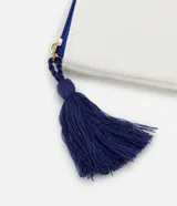 Neceser tipo sobre color blanco con cierre de cremallera azul, borla azul y estampa de ojo turco con lettering "lucky".